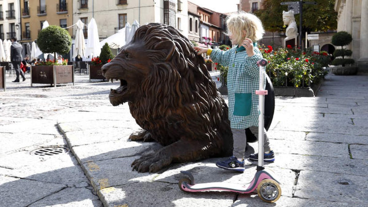 La escultura realizada por Juan Antonio Cuenca y Alejandro Sáenz de Miera, instalada este miércoles, despertó la atención de todos los viandantes. MARCIANO PÉREZ