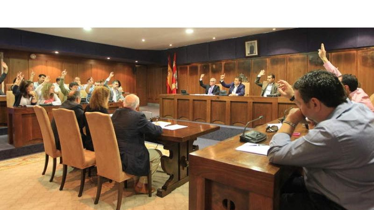 La junta general de accionistas de la empresa del suelo de Pongerrada, Pongesur, la integran los veinticinco concejales.