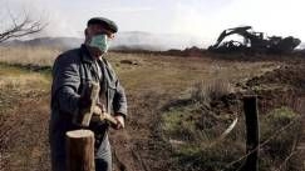 El vecino de Castrillo, cuya finca es colindante al vertedero ilegal, cercaba ayer sus terrenos