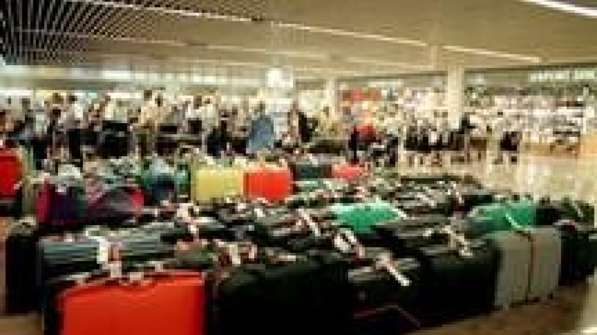 Una imagen de las maletas que se acumulan en los aeropuertos antes de ser embarcadas