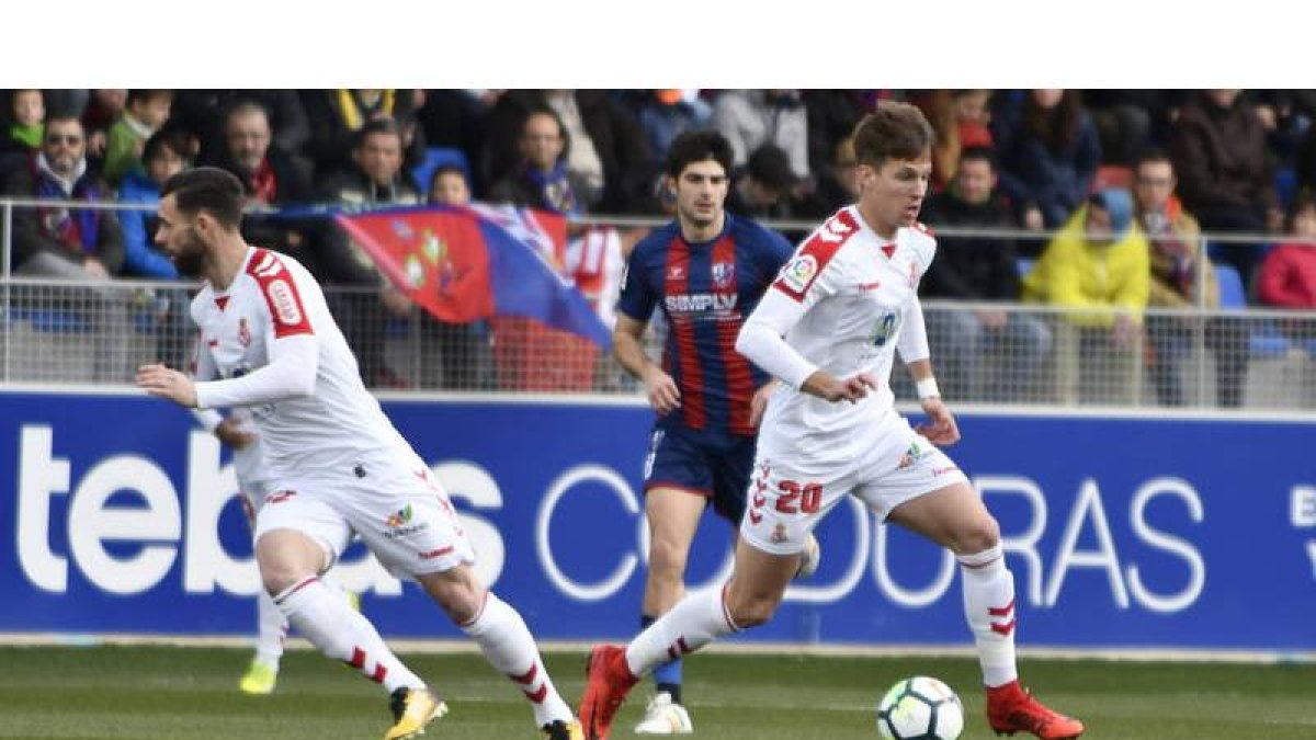 Josep Señé, a la derecha, durante un encuentro con la Cultural frente al Huesca en Segunda División. MARCIANO PÉREZ
