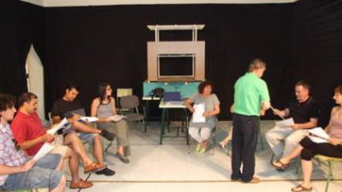 Un momento de una de las sesiones del curso de teatro.
