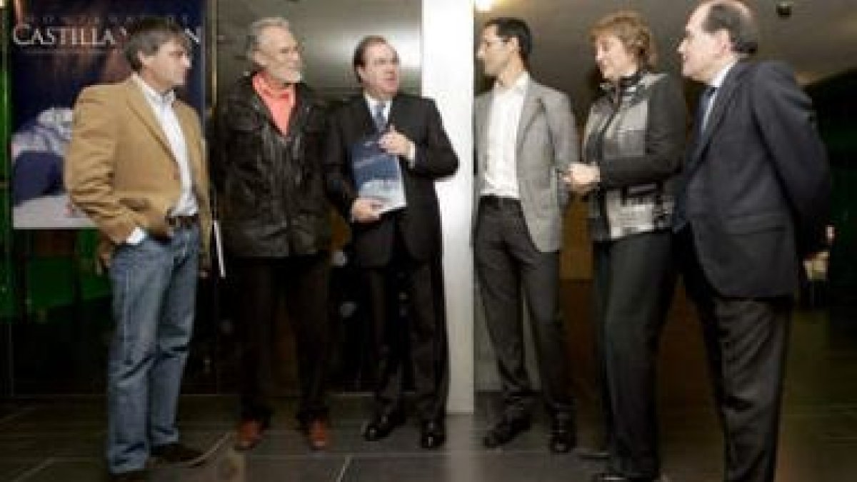 Herrera, Ruiz y Villanueva, junto a los autores del libro.