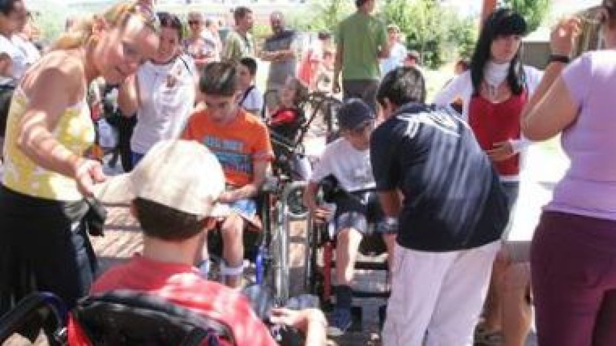 Los niños se agolparon a la entrada del campamento para darse los primeros besos.
