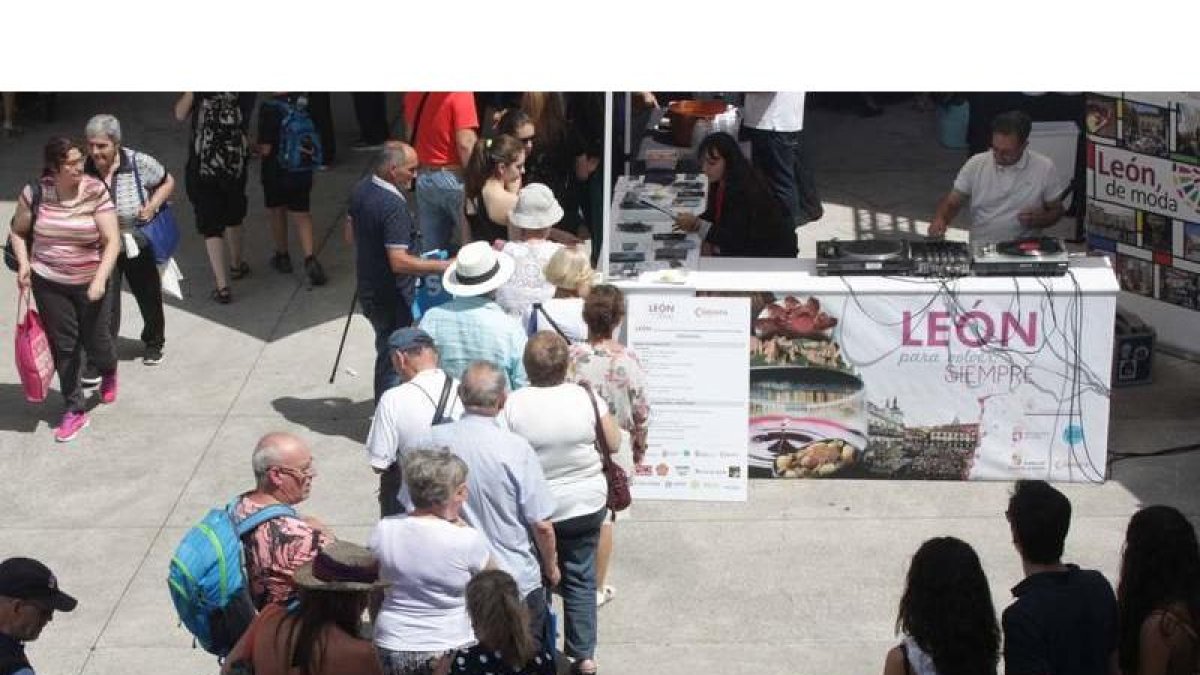Actividad alrededor del expositor de León en la Feria de Gijón. DL
