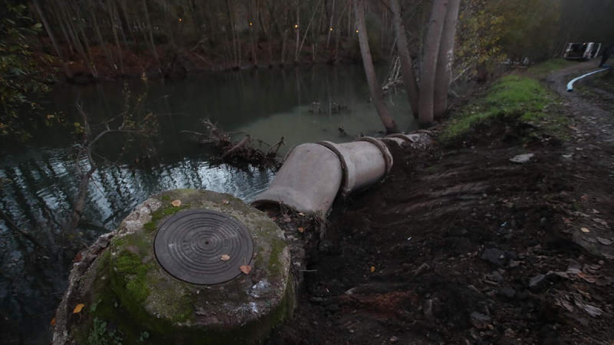 Daños en la red de saneamiento en el río Boeza. L. DE LA MATA
