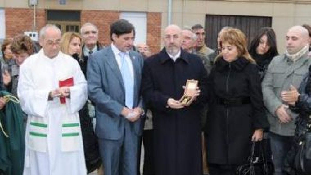 La plaza de Grulleros se llamará a partir de ahora Plaza Víctimas del Terrorismo, como reza la placa