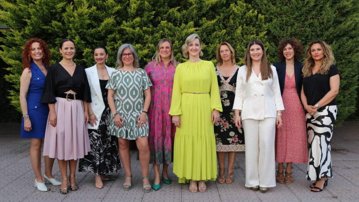 Noelia Rodríguez de Celis, con el equipo directivo de Asele para los próximos cuatro años. DL