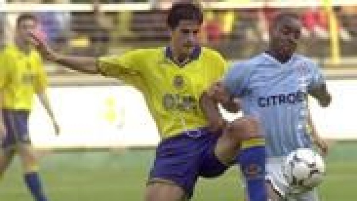 Jorge López, del Villarreal, a la izquierda y Vagner luchan por el balón