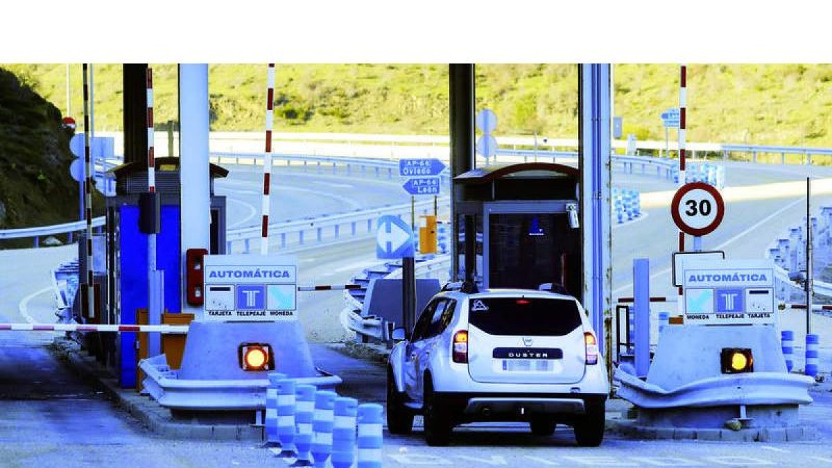 RETIRADA  LAS MÁQUINAS DE SISTEMA AUTOMÁTICO DE COBRO EN LA AUTOPISTA AP-66 EN EL PEAJE DE LA AUTOPISTA LEÓN - ASTURIAS  EN LA MAGDALENA