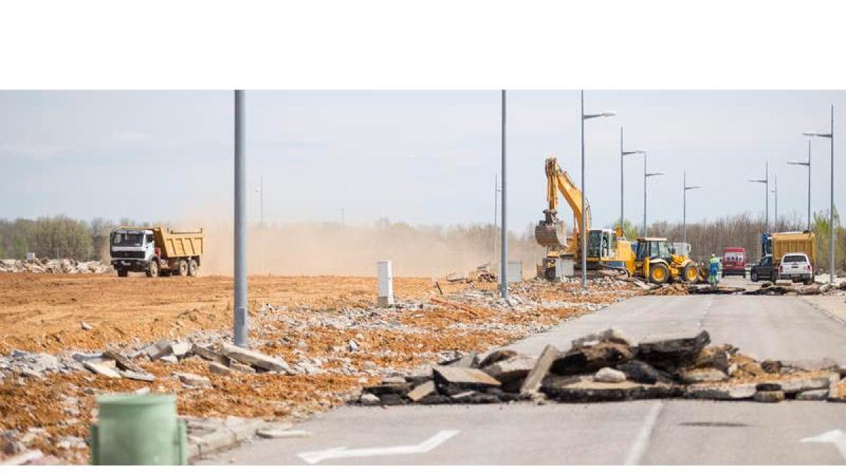 Las máquinas llevan ya a cabo la preparación de la gran parcela que ocupará el centro logístico de Decathlon en el Polígono de Villadangos. FERNANDO OTERO