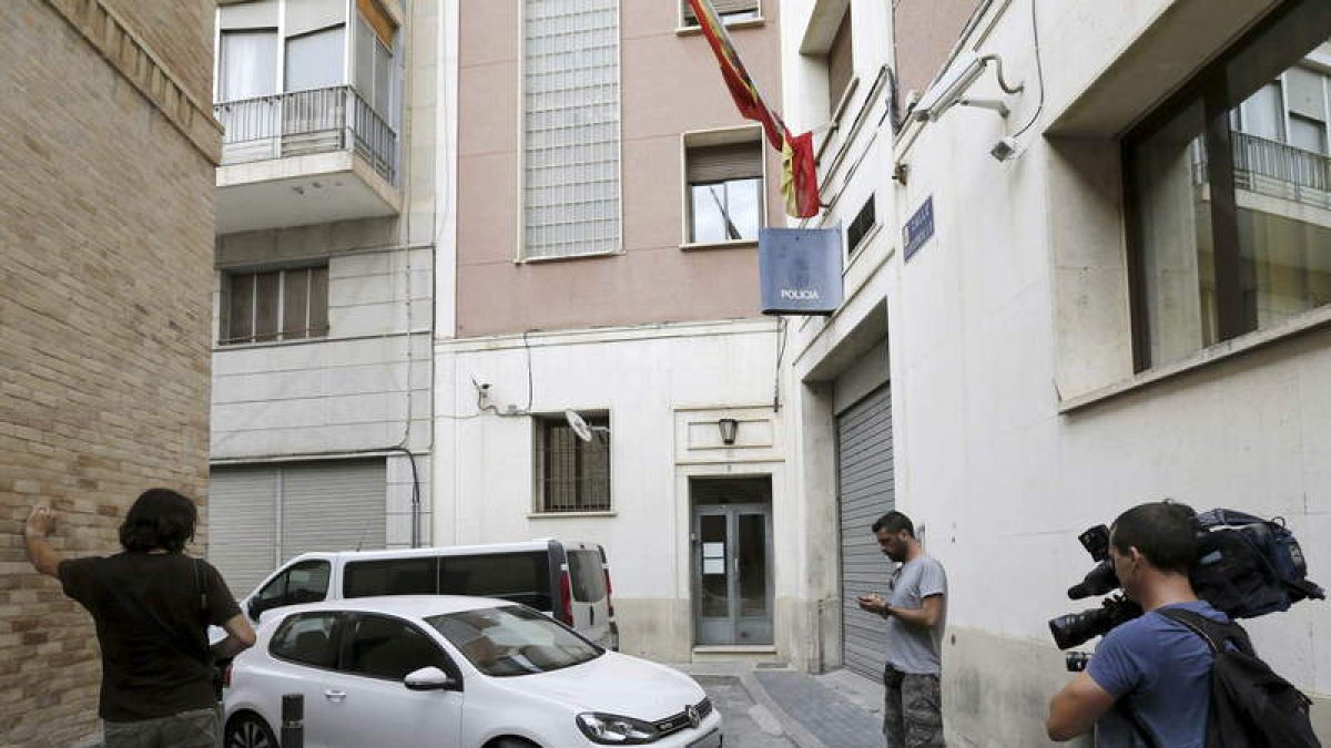 Puerta de la comisaría murciana donde fue trasladado ayer el pederasta.