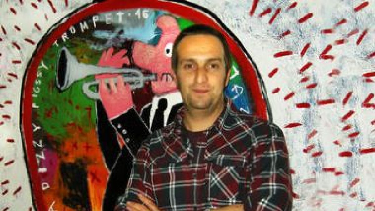 Edgar Plans junto a una de las obras que expone.