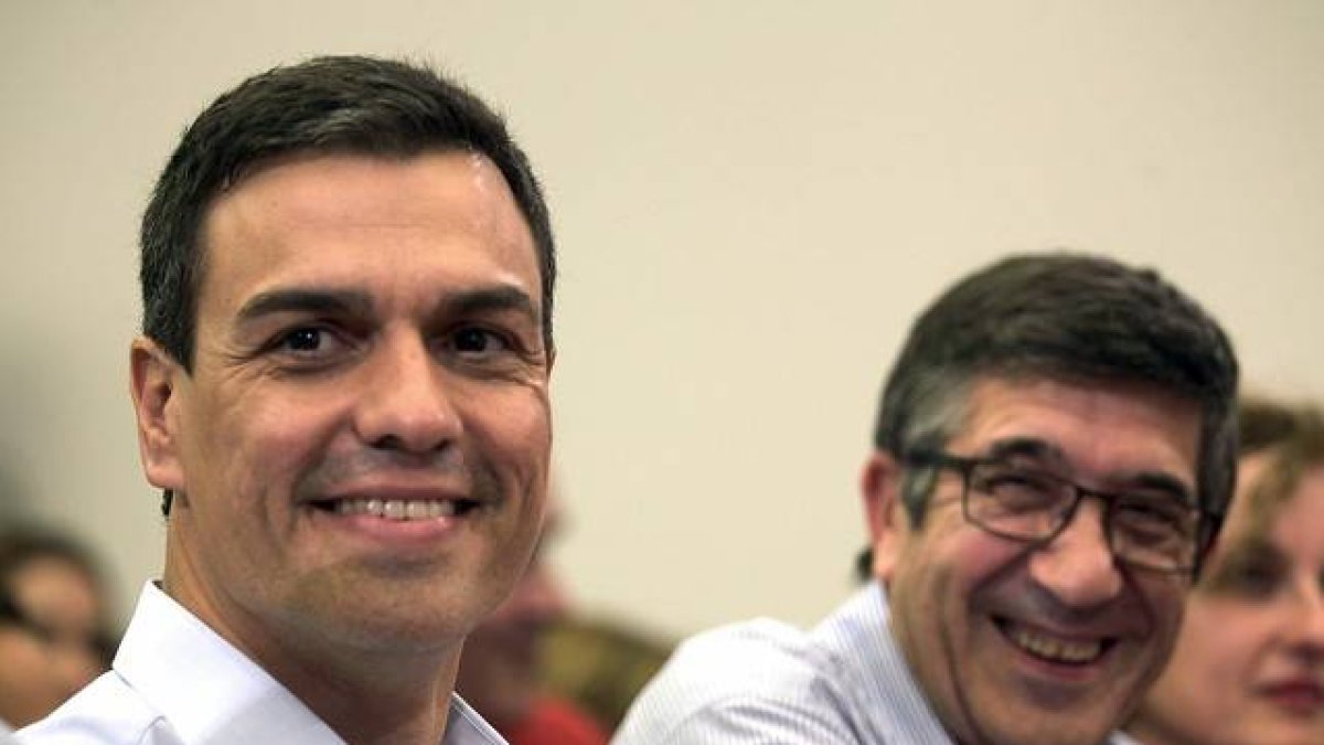 El líder del PSOE, Pedro Sánchez, (izquierda), junto a Patxi López, este jueves en Bilbao.