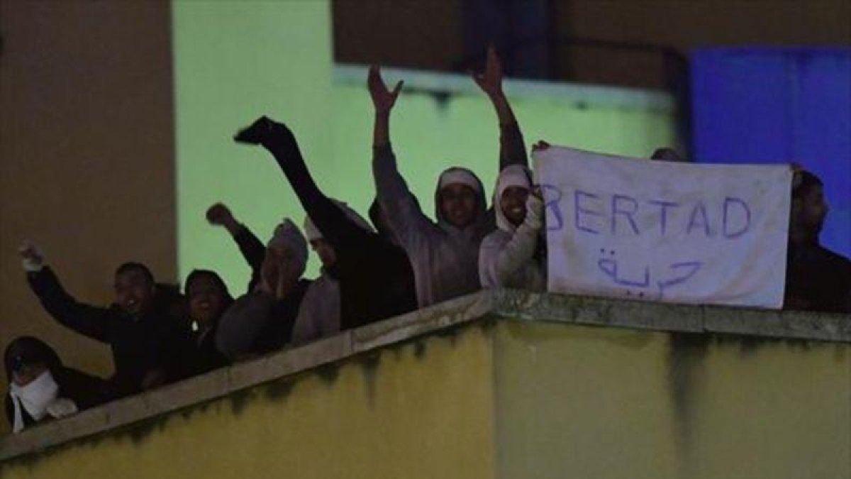 Los ingresados en el CIE de Aluche gritan consignas desde la azotea del centro.