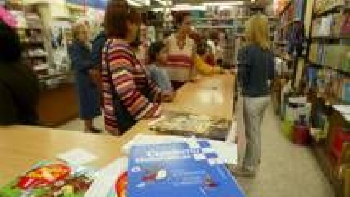Niños y madres acuden estos días a las librerías para comprar los libros