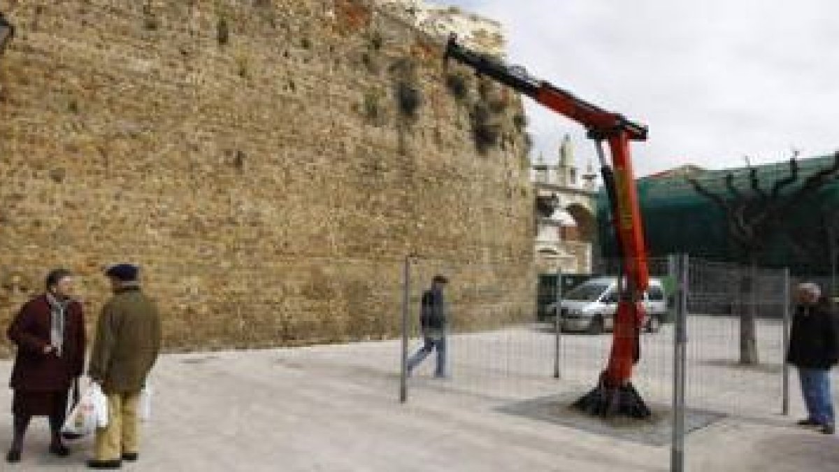 Grúa-brazo plantada en Puerta Castillo, donde irá suspendido a dos metros del suelo, un unicornio.