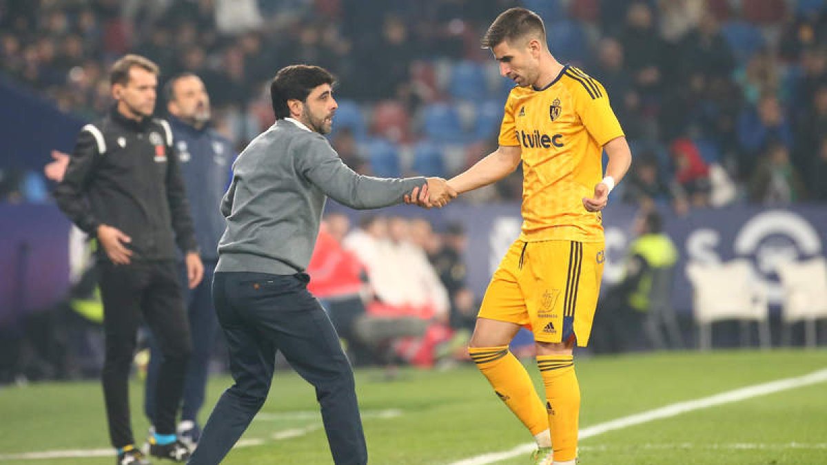Gallego, muy metido en el partido, anima a Ojeda. L. DE LA MATA