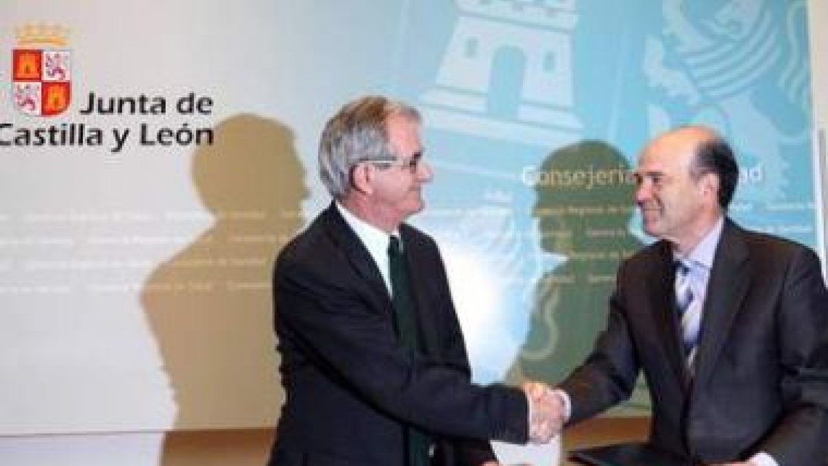 El consejero Álvarez Guisasola sella el convenio con José Luis Díaz Villarig.