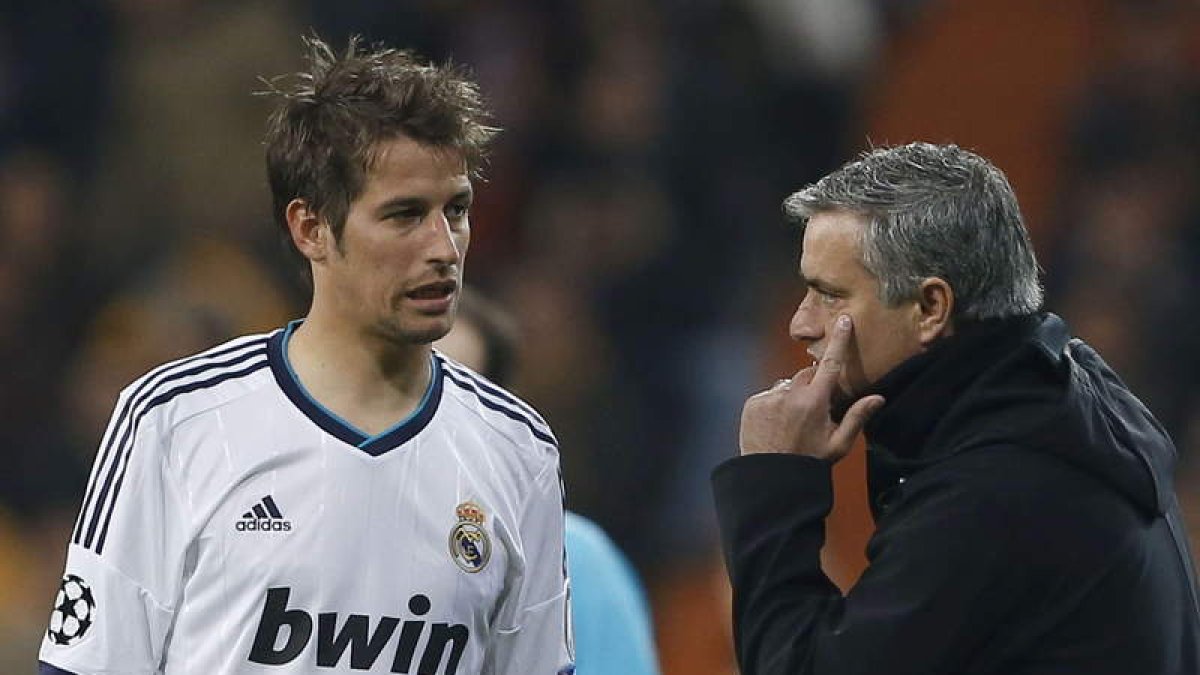 El defensa portugués del Real Madrid, Fábio Coentrao, con el entrenador luso Mourinho.