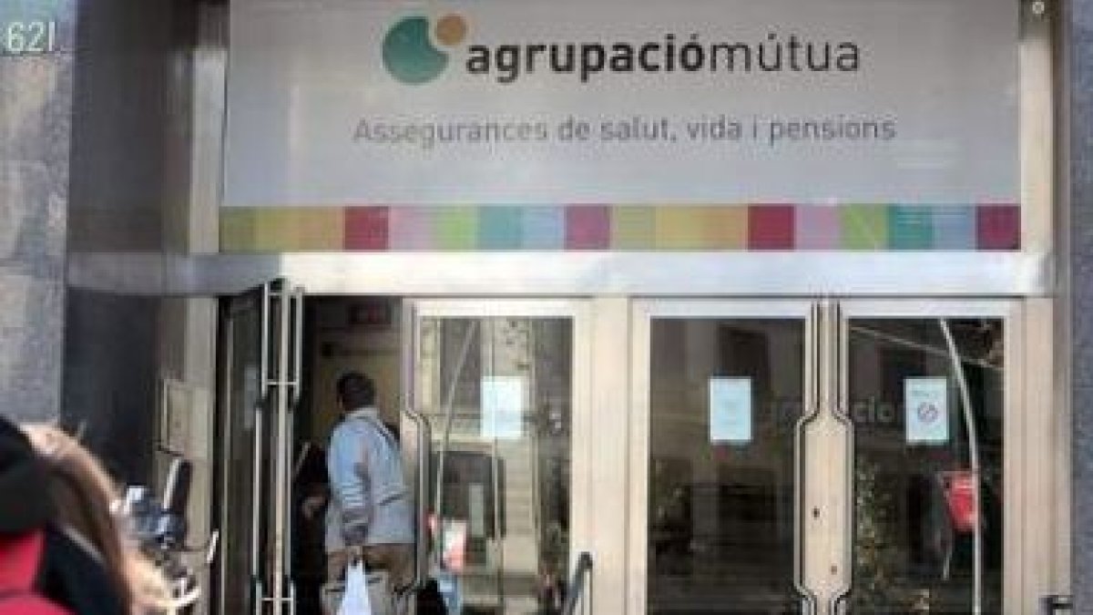 Fachada de la Agrupació Mútua, en Barcelona.
