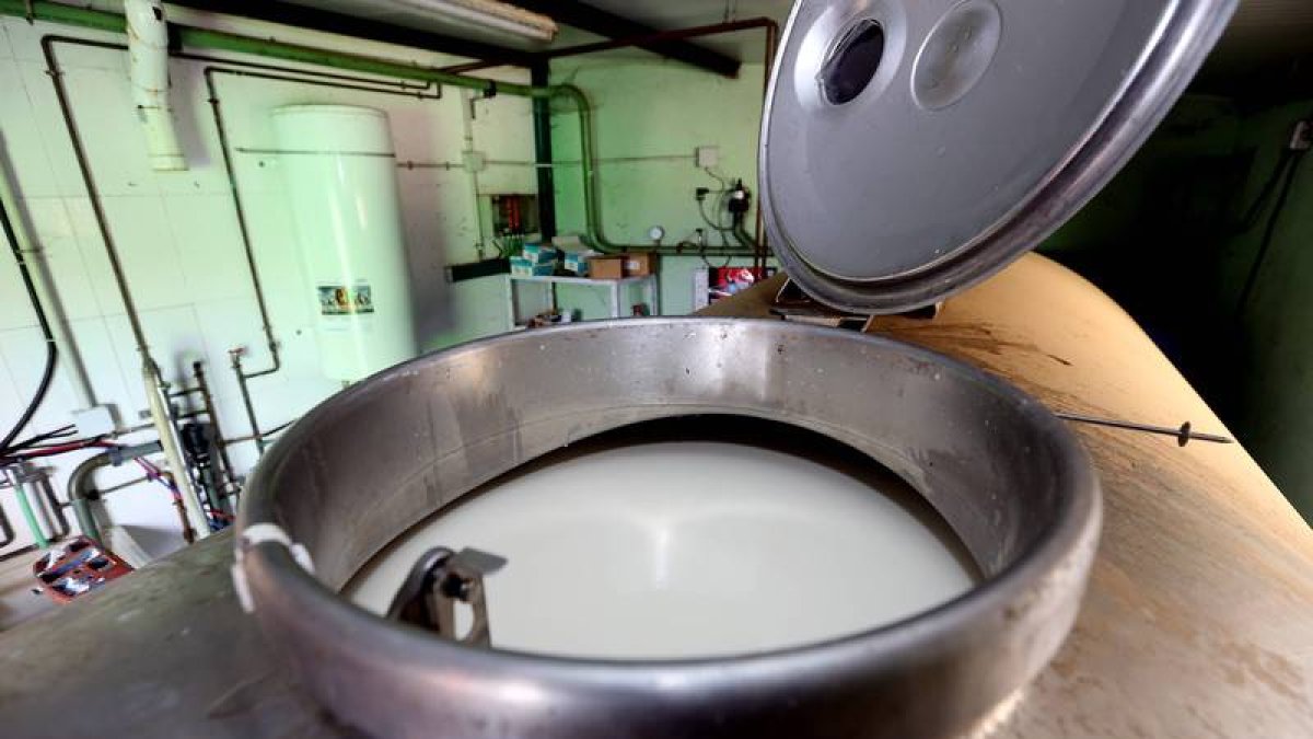 Un tanque de leche lleno
