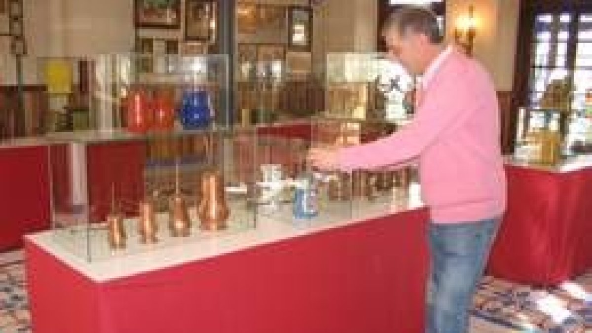 José Luis González da los últimos toques a algunas de las piezas de la muestra sobre el chocolate