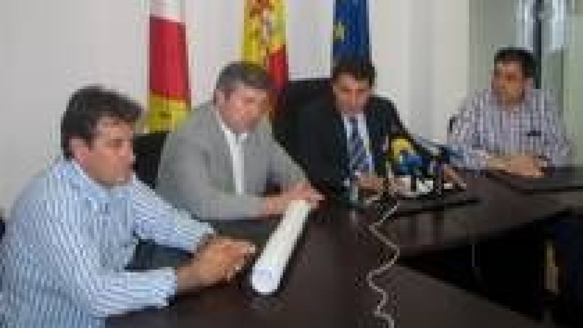 Valcarce y Reyero -en el centro- ayer en el acto de Carracedelo