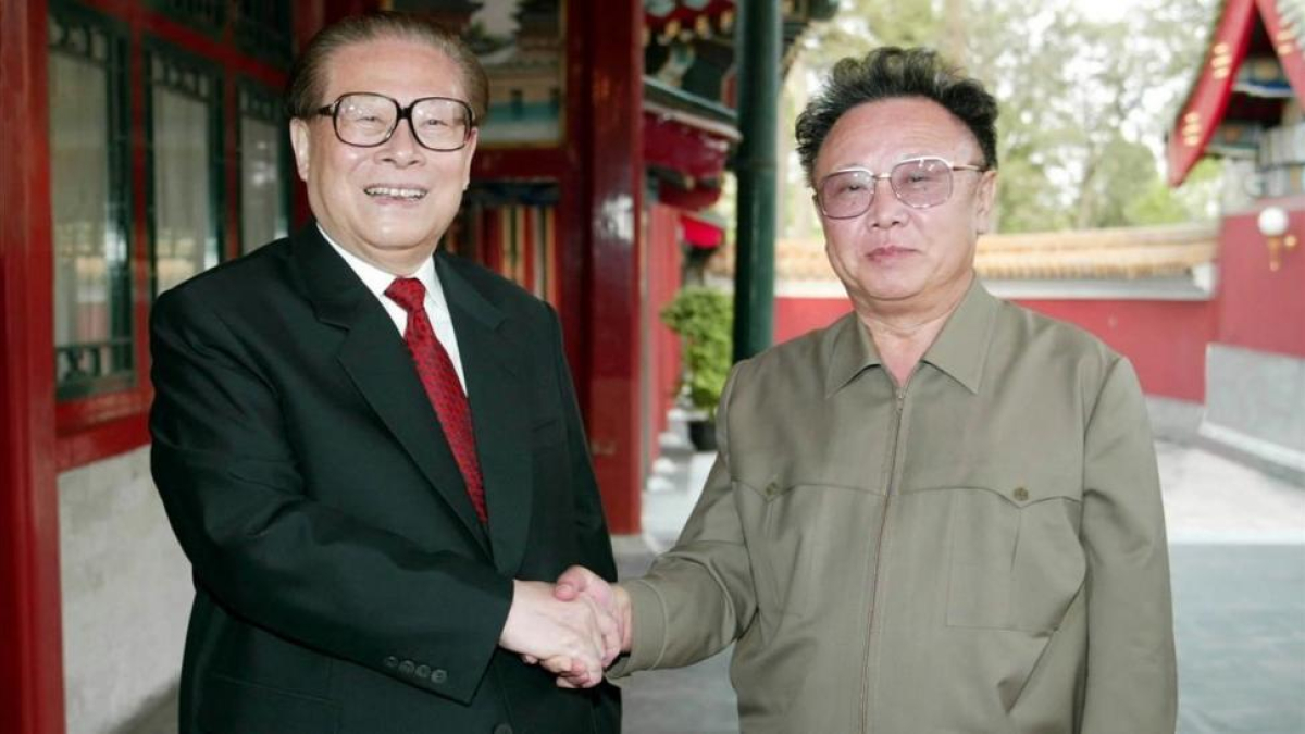 El exlider del Corea del Norte, Kim Jong Il, con el expresidente de China, Jiang Zemin, en una foto de abril del 2004.