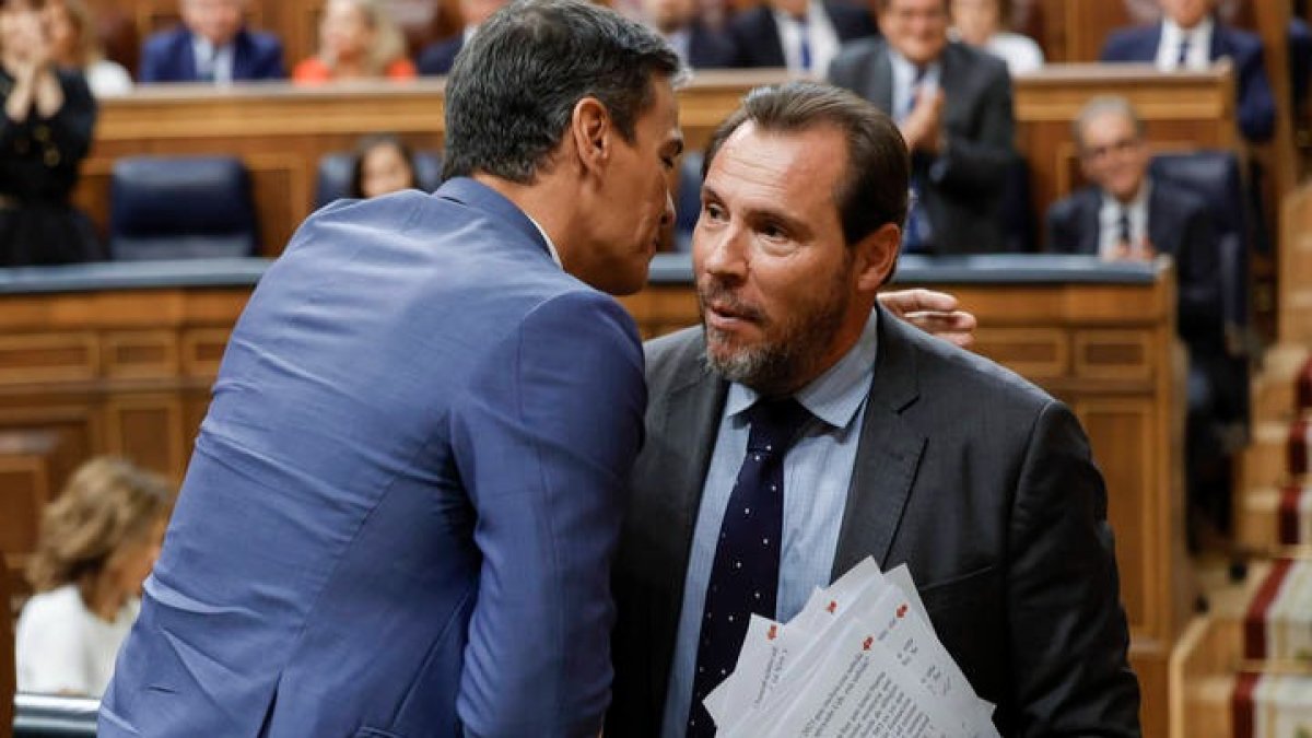 El presidente del Gobierno en funciones, Pedro Sánchez, saluda al diputado del PSOE Óscar Puente en la primera sesión del debate de investidura del candidato popular Alberto Núñez Feijóo a la Presidencia del Gobierno. DANIEL GONZÁLEZ