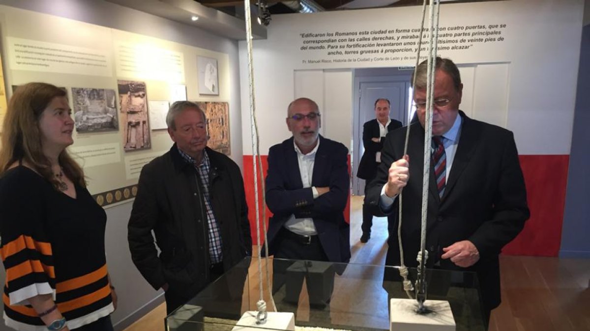 El alcalde de León, Antonio Silván, acompañado de la concejala de Cultura, Patrimonio y Turismo, Margarita Torres, ha visitado esta mañana la ampliación del Centro de Interpretación del León Romano.