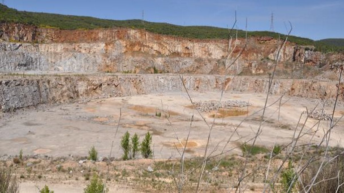 Explotación de caliza Peña El Riego, en Carucedo. JCyL