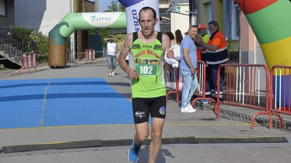 Gustavo Silván cruzó como vencedor la línea de meta. CRIS ENRÍQUEZ