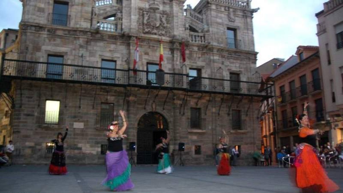 Las bailarinas de Mandala Tribal Troupe durante la actuación del año pasado.