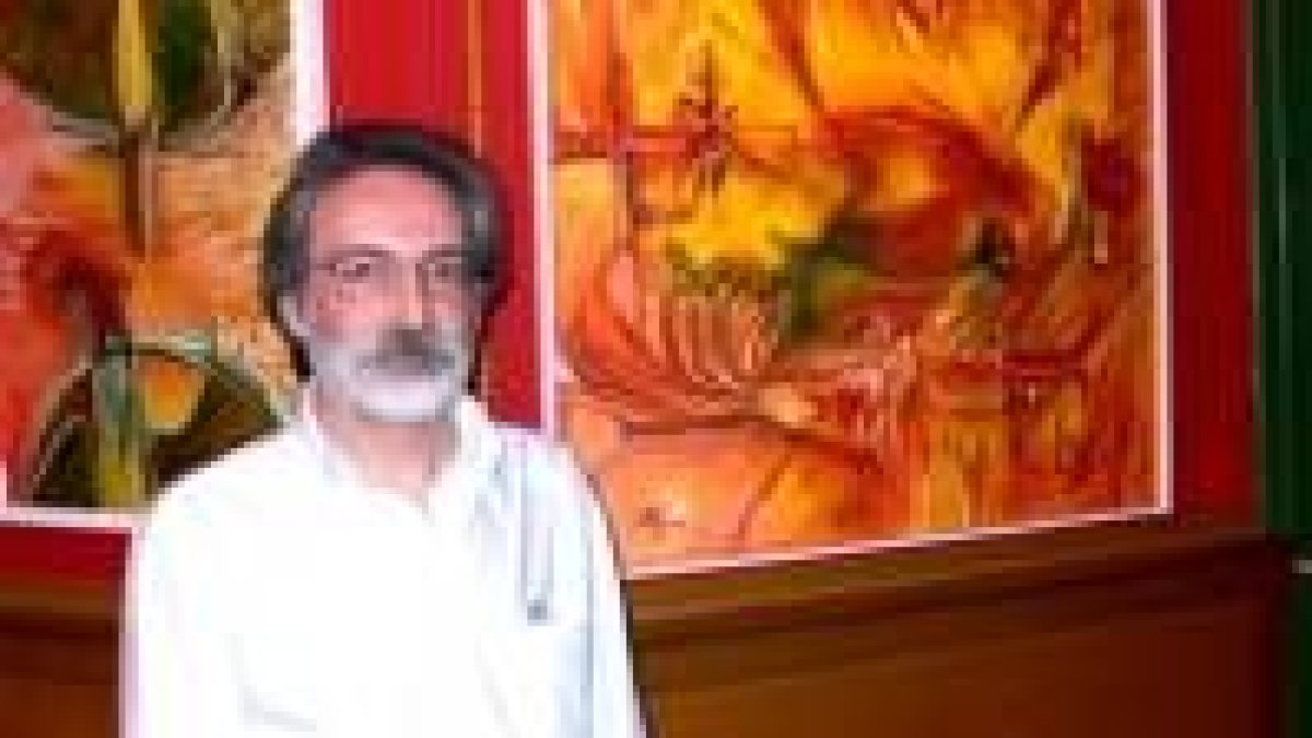 El artista Fernando Sánchez Soto en la exposición que protagoniza en el café Cristal