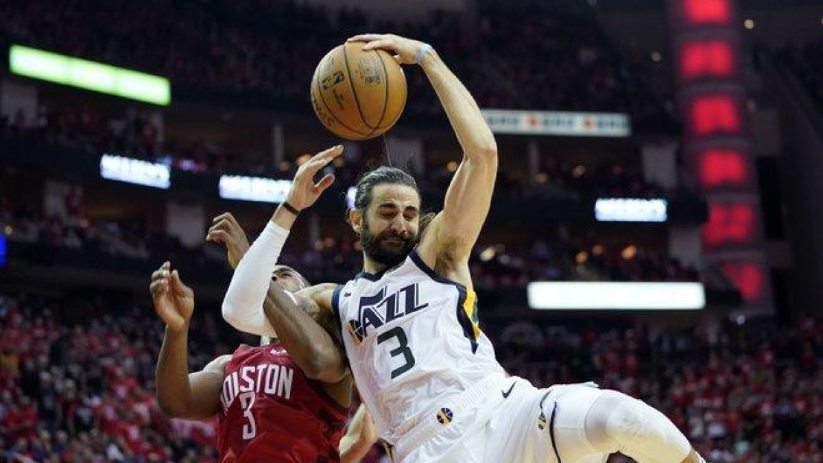 Ricky Rubio trata de encestar.