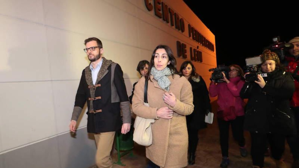 Raquel Gago, con una gran expectación de cámaras, llegó acompañada por su abogado Felipe Lozano y dos familiares. RAMIRO