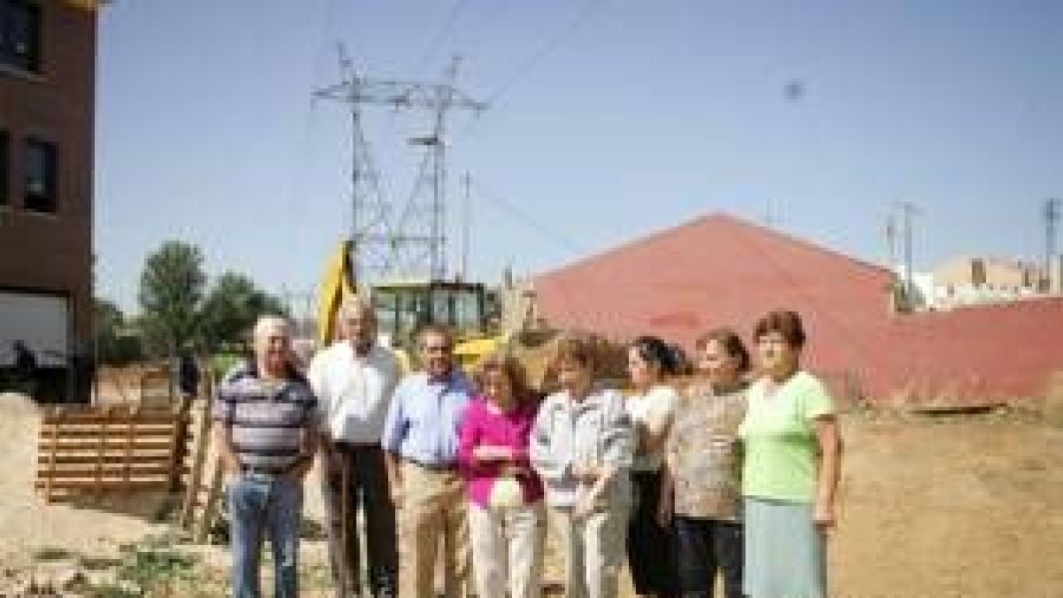 Los vecinos de Trobajo del Camino que ayer impidieron la instalación de la torre de alta tensión