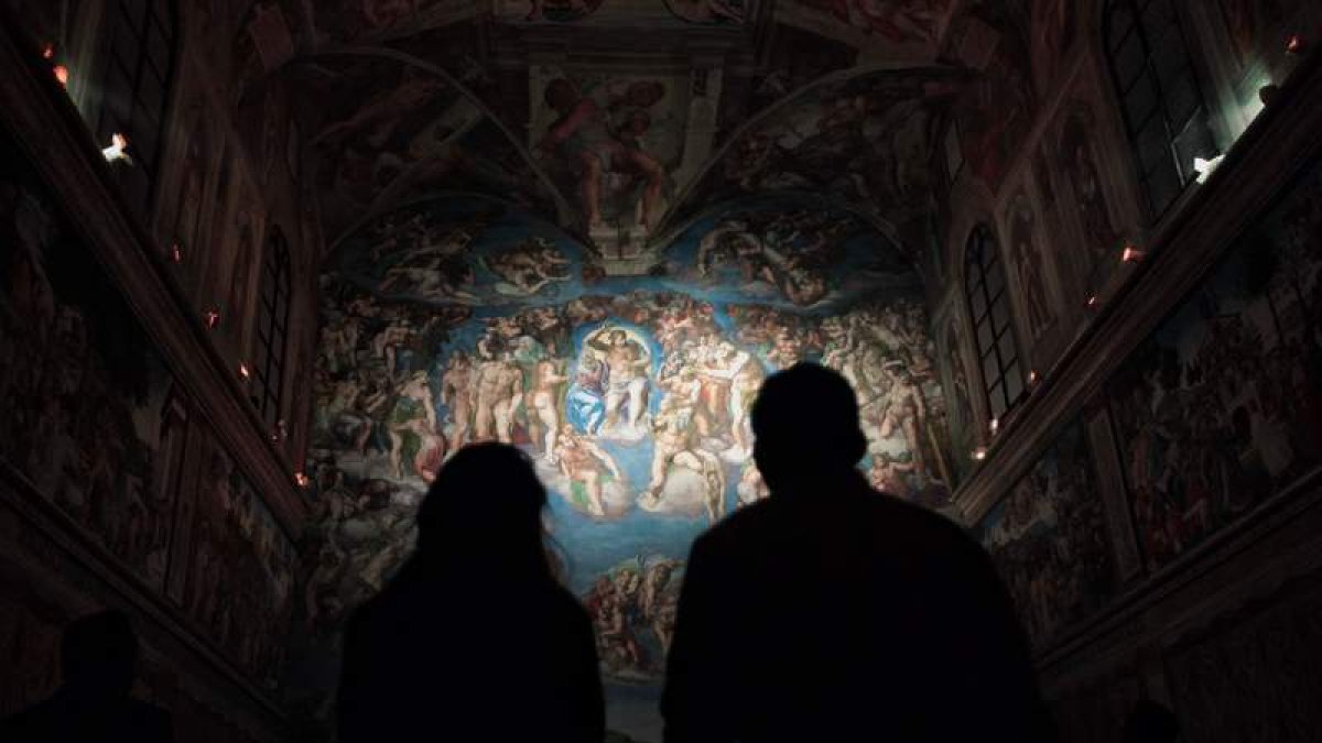 Dos turistas observan la réplica con el 98% de fidelidad de la Capilla Sixtina realizada en México DF. SHASENKA GUTIÉRREZ