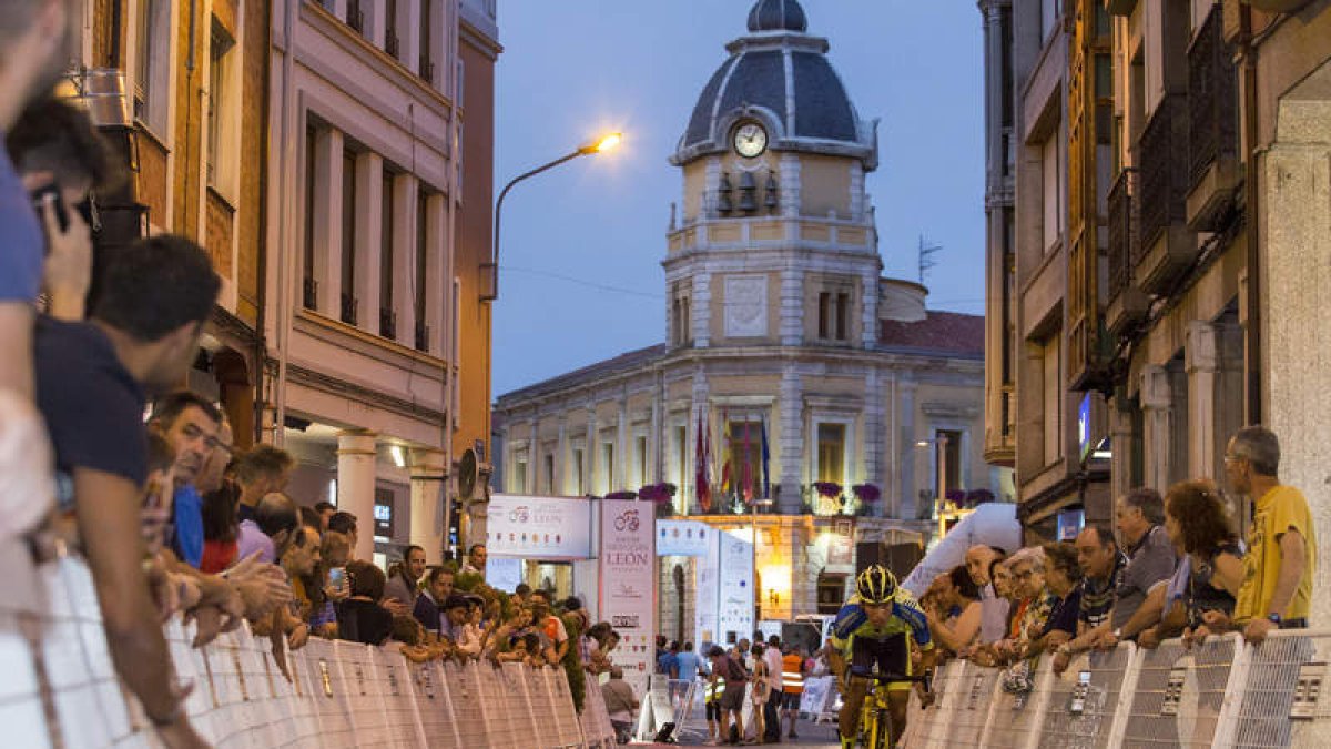 La crono nocturna de La Bañeza, en la última edición, atrajo a muchos aficionados. FERNANDO OTERO