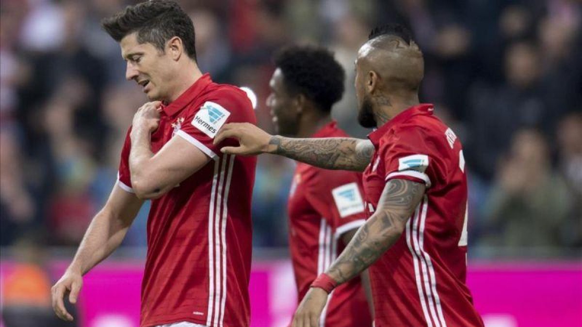 Lewandowski se echa la mano al hombro dañado en el encuentro del sábado ante el Dortmund.