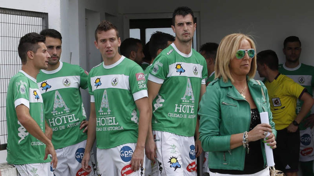 Varios jugadores del Astorga junto a Carlos Tornadijo.