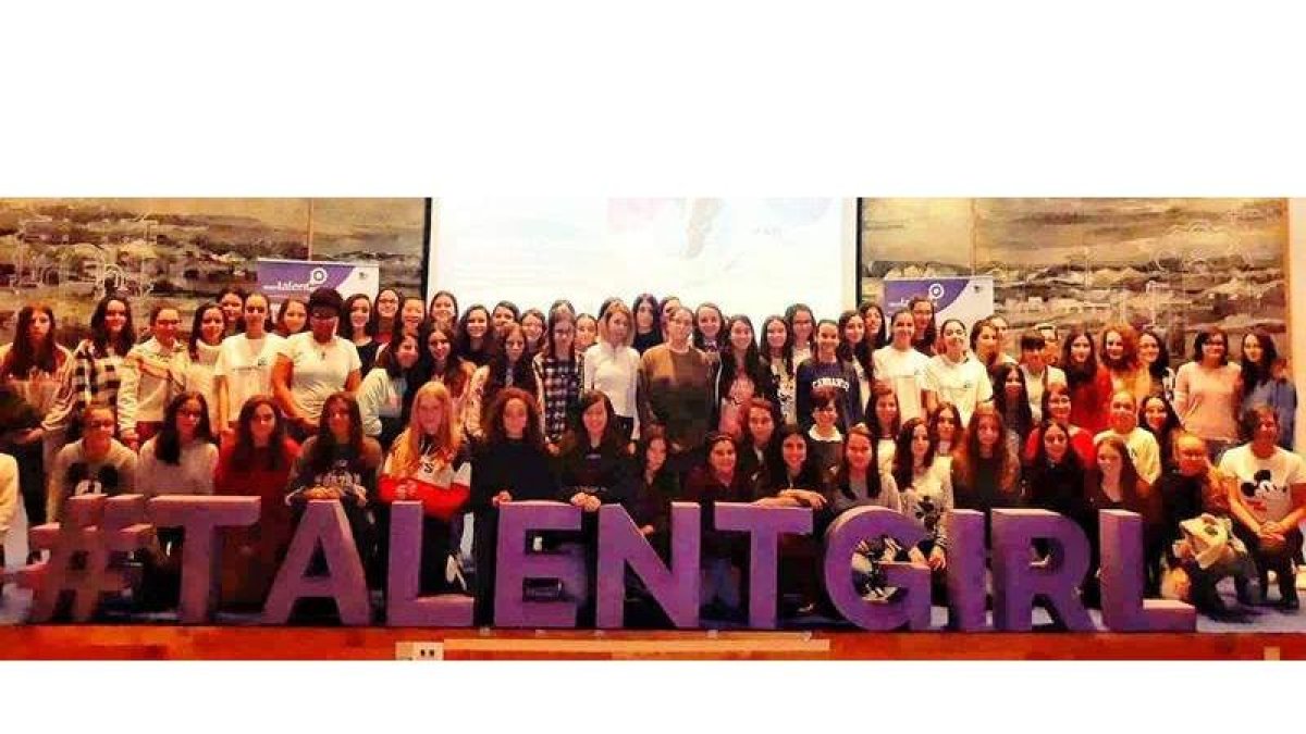 Las casi cien niñas leonesas que participan en el programa posaron juntas al finalizar la clase magistral. TALENT STEM GIRL