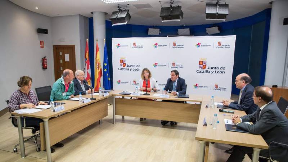 Reunión de los representantes de los colegios con los consejeros de Castilla y León. EDUARDO MARGARETO