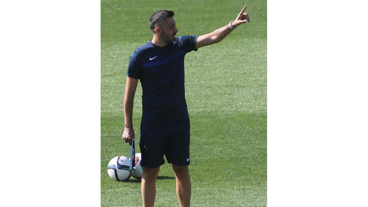 Herrero da órdenes durante un entrenamiento. L. DE LA MATA