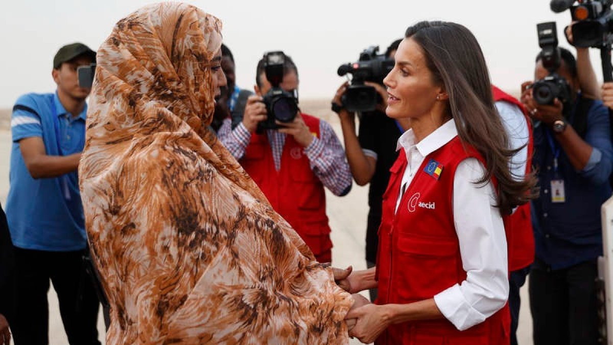 La reina Letizia a su llegada a Mauritania con la primera dama del país, Mariem Fadel Dah. CHEMA MOYA