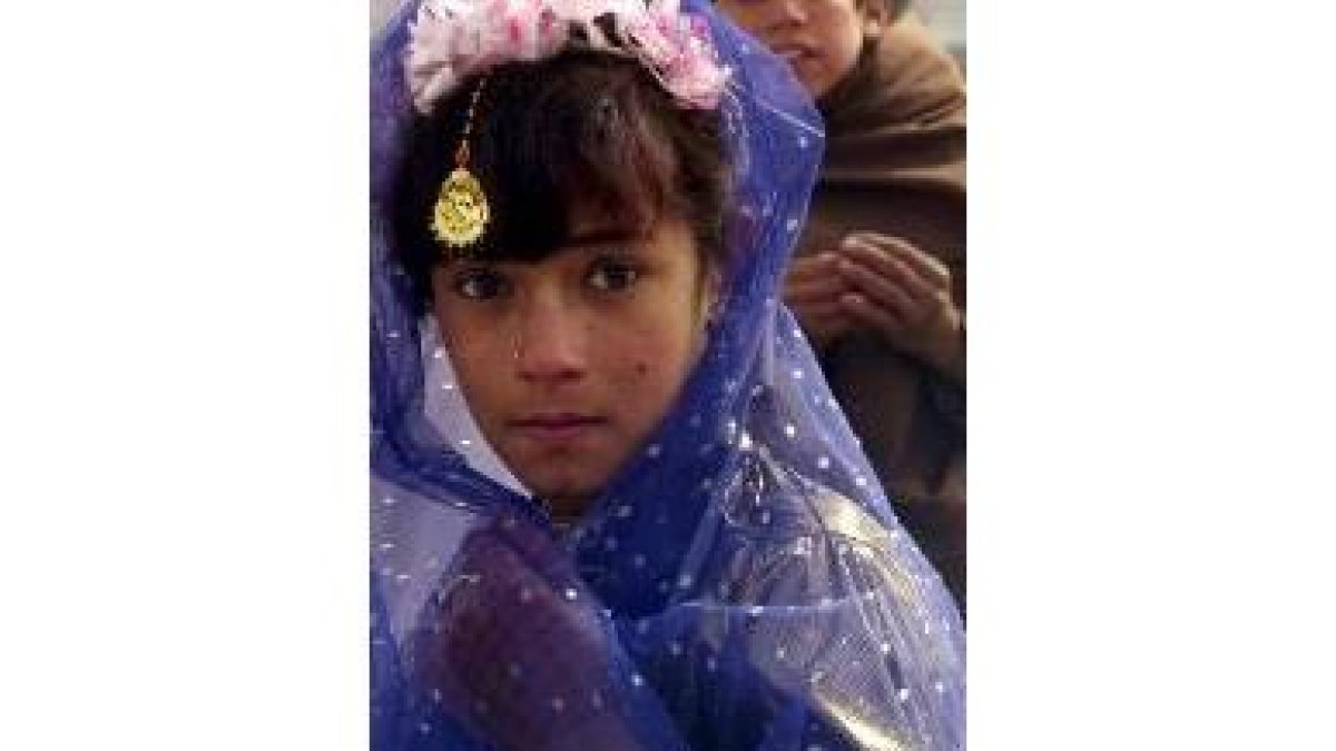 Una niña de Kandahar con ropa nueva por el fin del Ramadán