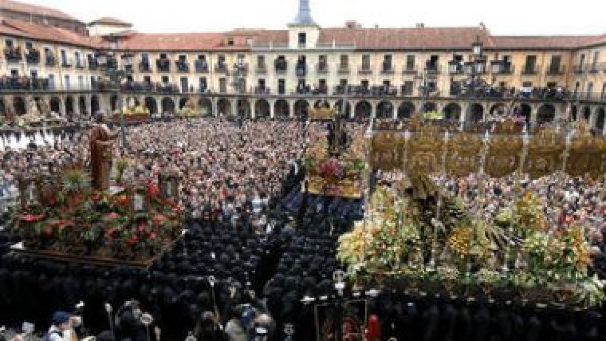 El ayuntamiento ofrece el balcón de la Plaza mayor.