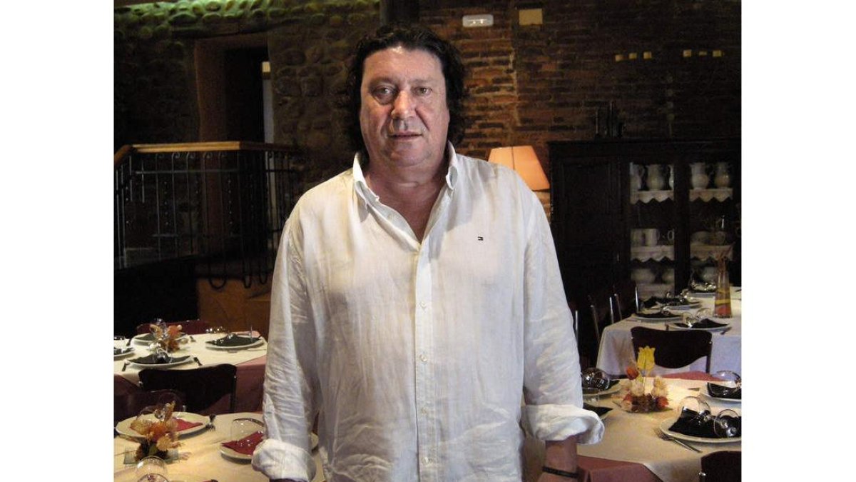 Pepe Ordás en el comedor de la Ruta Jacobea.