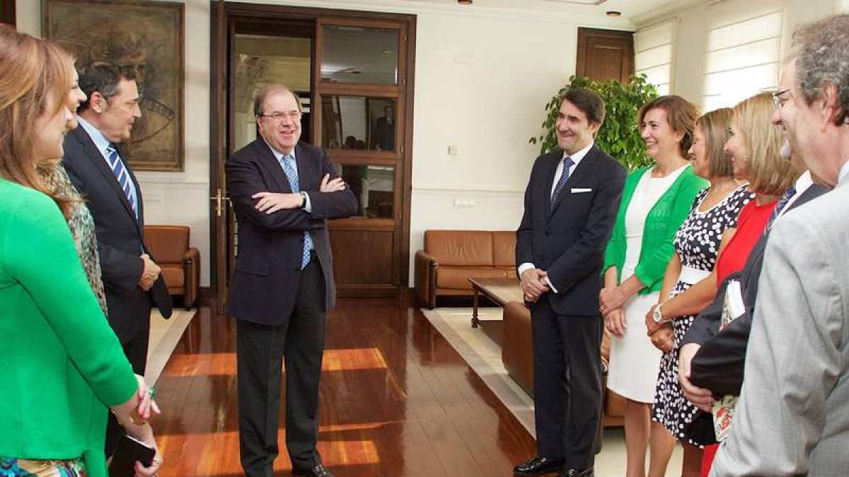 Los nuevos consejeros con el presidente Herrera y la presidenta de las Cortes tras tomar posesión de sus cargos el pasado mes de julio.